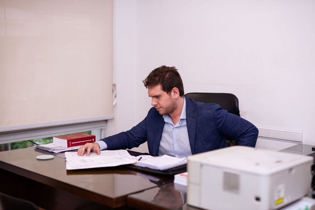 Abogado del estudio trabajando en su escritorio