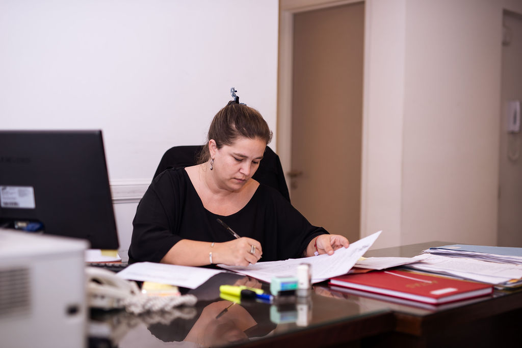 Colaboradora del estudio revisando un expediente