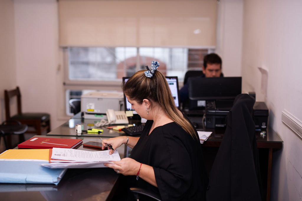 Integrantes del estudio trabajando en la recepción